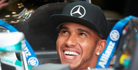 Hamilton torna il sorriso